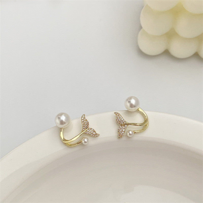 Boucles d’oreilles dorées à détail perlé